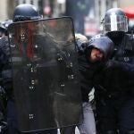 Agentes de la policía francesa detienen a un manifestante durante una protesta en París