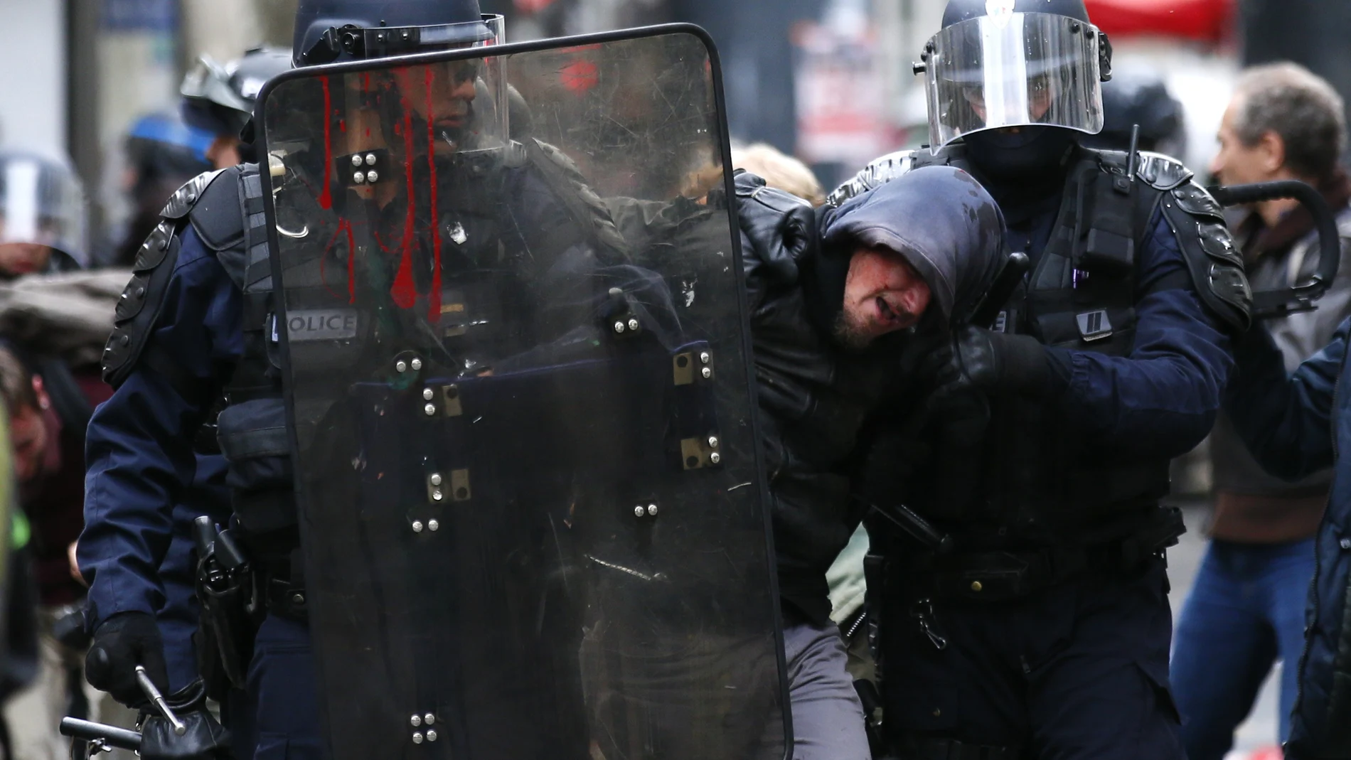Agentes de la policía francesa detienen a un manifestante durante una protesta en París