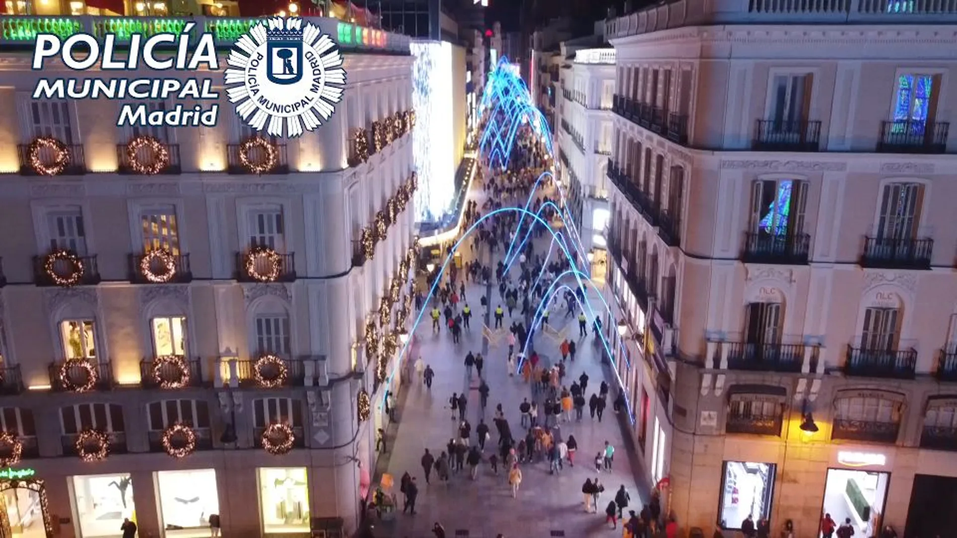 imagenes de las calles de madrid tomadas con dron para comprobar la saturacion de aforo por gente de compras o viendo las luces de navidad policia municipal de madrid
