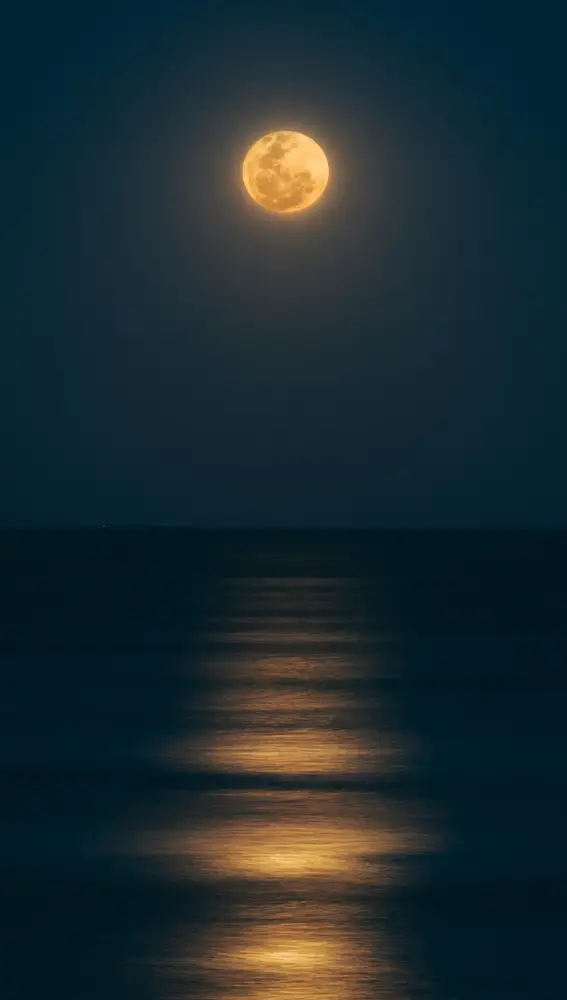 En la imagen, la luna llena sobre el mar.