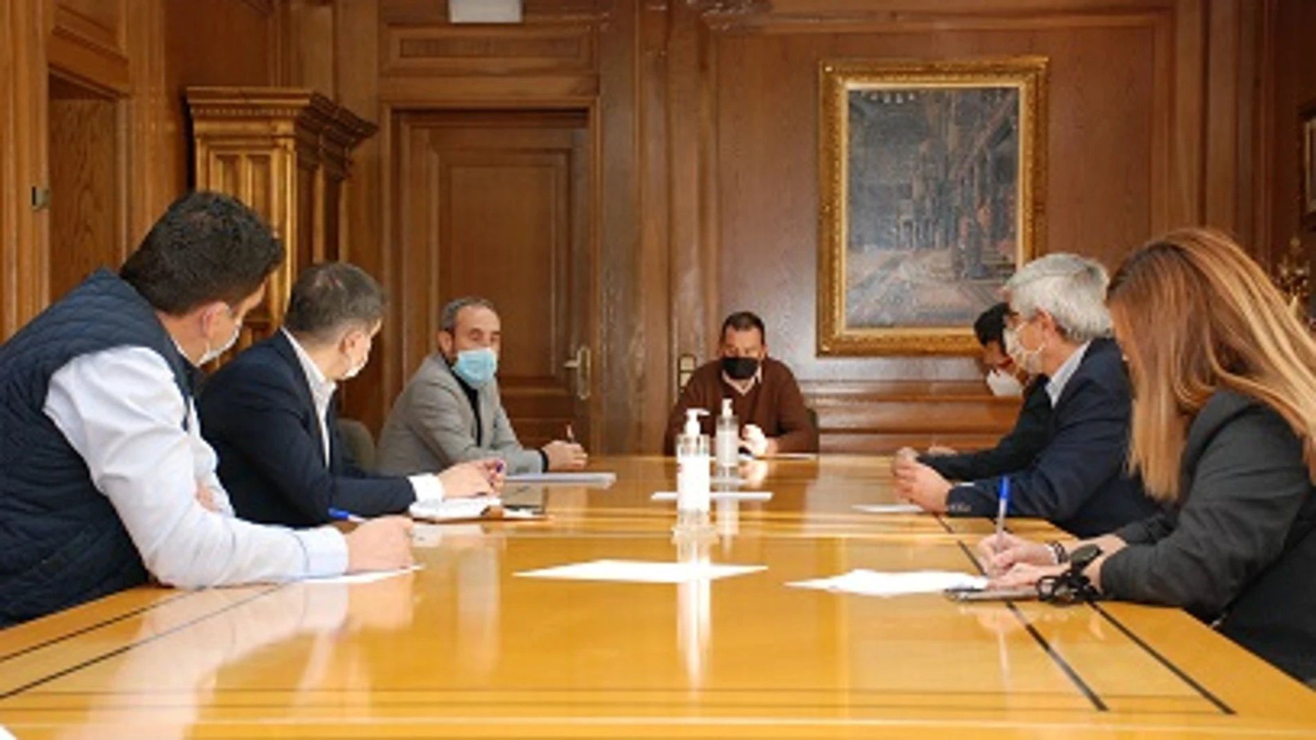 El presidente de la Diputación de Zamora, Francisco José Requejo, se reúne con los representante de las grandes superficies comerciales