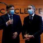 El presidente de la Generalitat valenciana, el socialista Ximo Puig, junto al presidente del Círculo de Economía, Javier Faus (d), poco antes de su conferencia en el Círculo de Economía en Barcelona, en la que ha calificado de "desleal, injusto e insultante" que la presidenta de la Comunidad de Madrid, Isabel Díaz Ayuso, "presuma" del "dumping fiscal" madrileño, y ha instado a acabar con esa "deriva centralista"