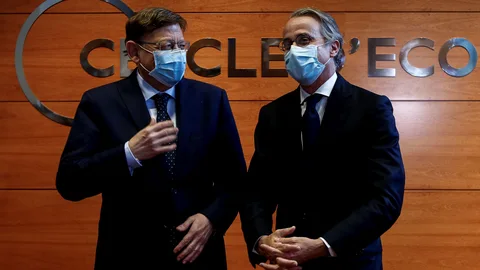El presidente de la Generalitat valenciana, el socialista Ximo Puig, junto al presidente del Círculo de Economía, Javier Faus (d), poco antes de su conferencia en el Círculo de Economía en Barcelona, en la que ha calificado de "desleal, injusto e insultante" que la presidenta de la Comunidad de Madrid, Isabel Díaz Ayuso, "presuma" del "dumping fiscal" madrileño, y ha instado a acabar con esa "deriva centralista"