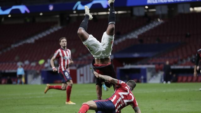 Mario Hermoso y Gnabry, en una acción al límite del Atlético-Bayern de Champions