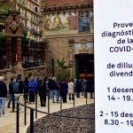Varias personas hacen cola para realizarse test a la entrada del Recinto Modernista del Hospital de Sant Pau de Barcelona