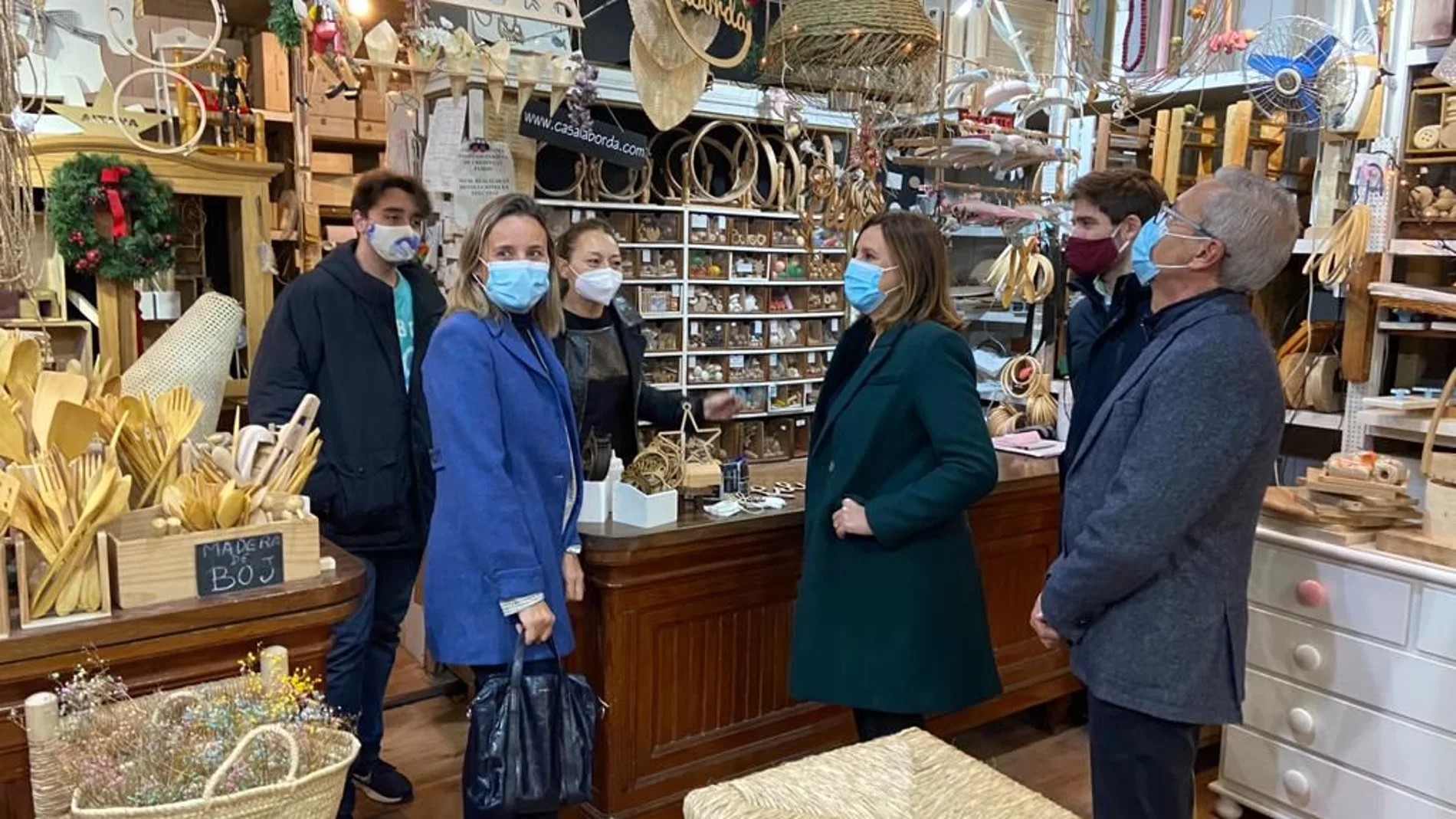 Catalá, junto a los concejales Llobet y Ballester y el diputado, Caballero, han visitado diversos pequeños comercios tradicionales de Valencia