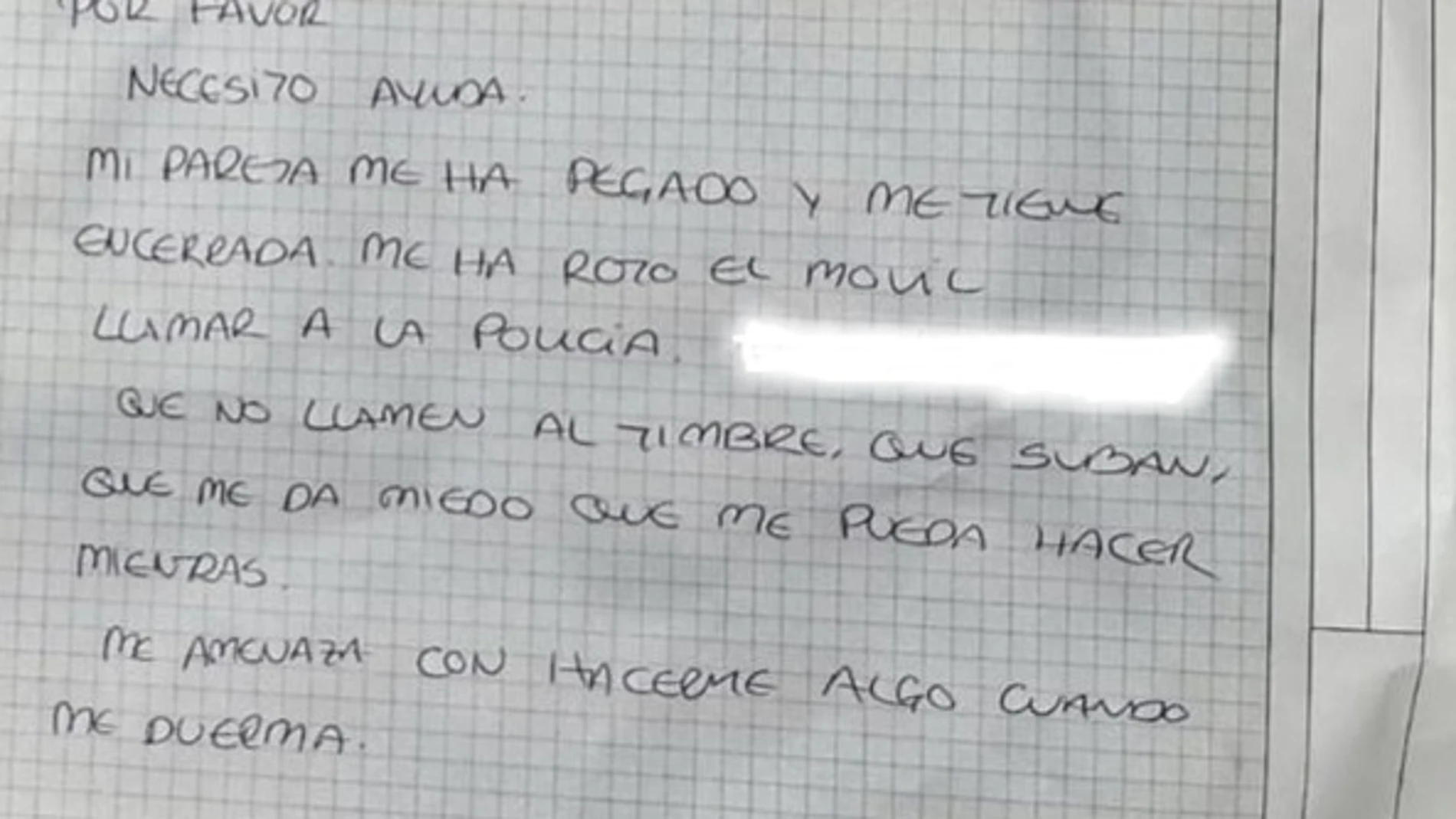 Una de las notas de ayuda que una mujer maltratada arrojaba por la ventana en Vallecas.