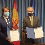 El delegado del Gobierno en Castilla y León, Javier Izquierdo,, y el consejero de Fomento y Medio Ambiente, Juan Carlos Suárez-Quiñones, firman un acuerdo anterior sobre vialidad invernal