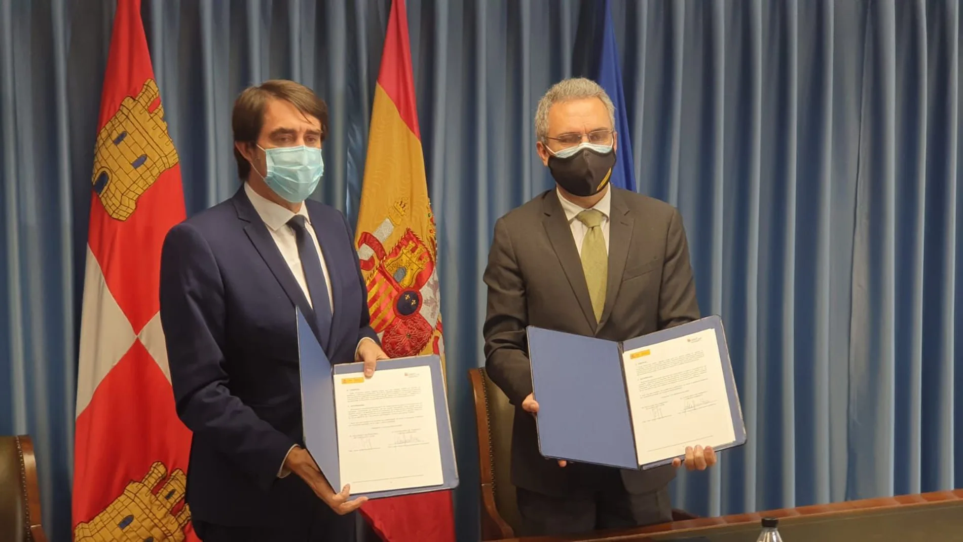 El delegado del Gobierno en Castilla y León, Javier Izquierdo,, y el consejero de Fomento y Medio Ambiente, Juan Carlos Suárez-Quiñones, firman un acuerdo anterior sobre vialidad invernal