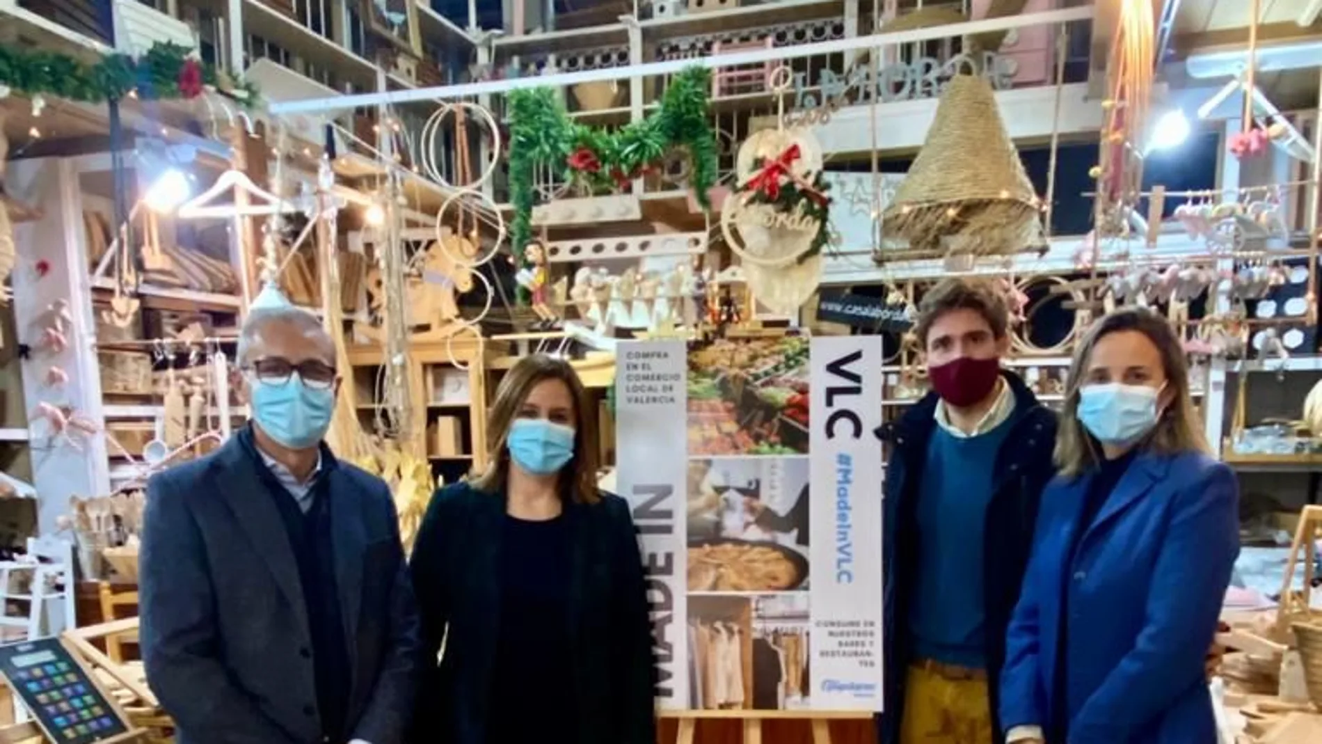 María José Catalá, junto al cartel de la campaña, y acompañada por concejales y diputados