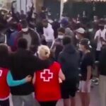 Fotograma del vídeo en el que se ven a inmigrantes bailando con miembros de Cruz Roja