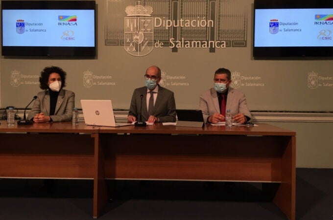 El presidente de la Diputación de Salamanca, Javier Iglesias firma el acuerdo con Irnasa para impulsar la colaboración entre las fincas Castro Enríquez y Muñovela en investigación