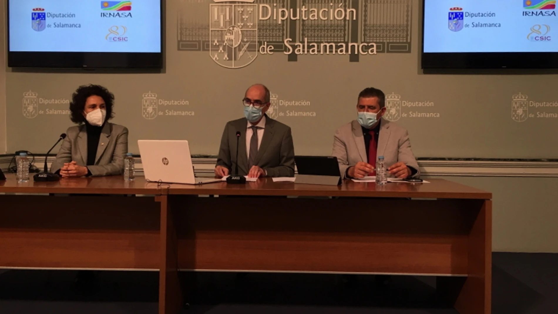 El presidente de la Diputación de Salamanca, Javier Iglesias firma el acuerdo con Irnasa para impulsar la colaboración entre las fincas Castro Enríquez y Muñovela en investigación