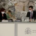 Carmen Calvo y Pedro Sánchez, durante la reunión del Consejo de Ministros