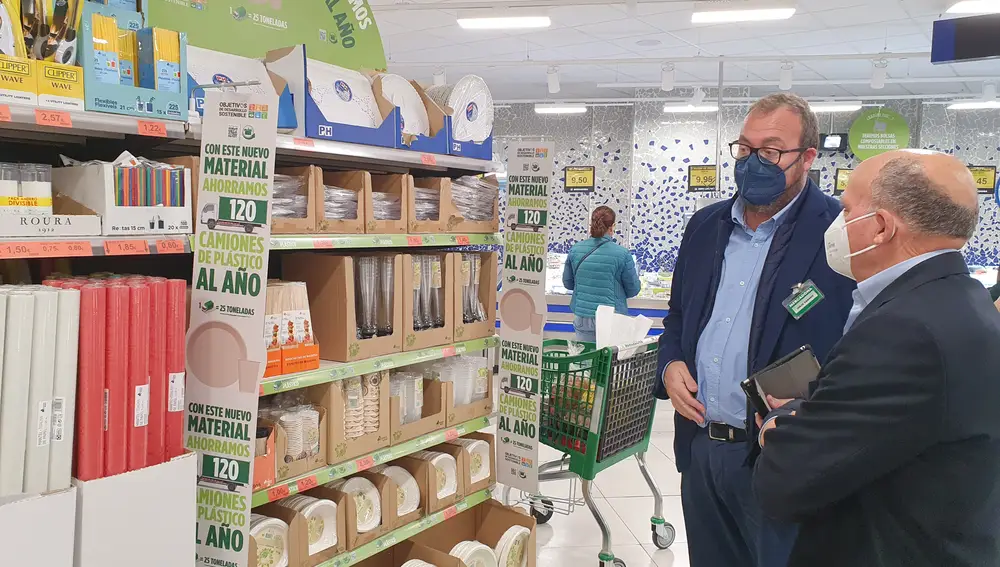 Prudencio Prito y Julio Casado visitan un supermercado de Mercadona en Valladolid