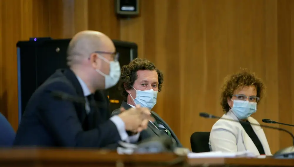 En la imagen, el abogado del Estado jefe en Galicia, Javier Suárez (c), observa al abogado de la Xunta de Galicia, Carlos Abuín (i)