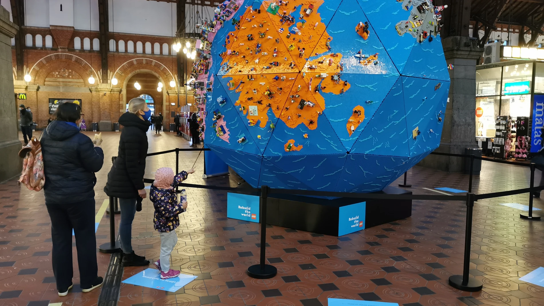 Viajeros contemplan una exposición en la Estación Central de Copenhague