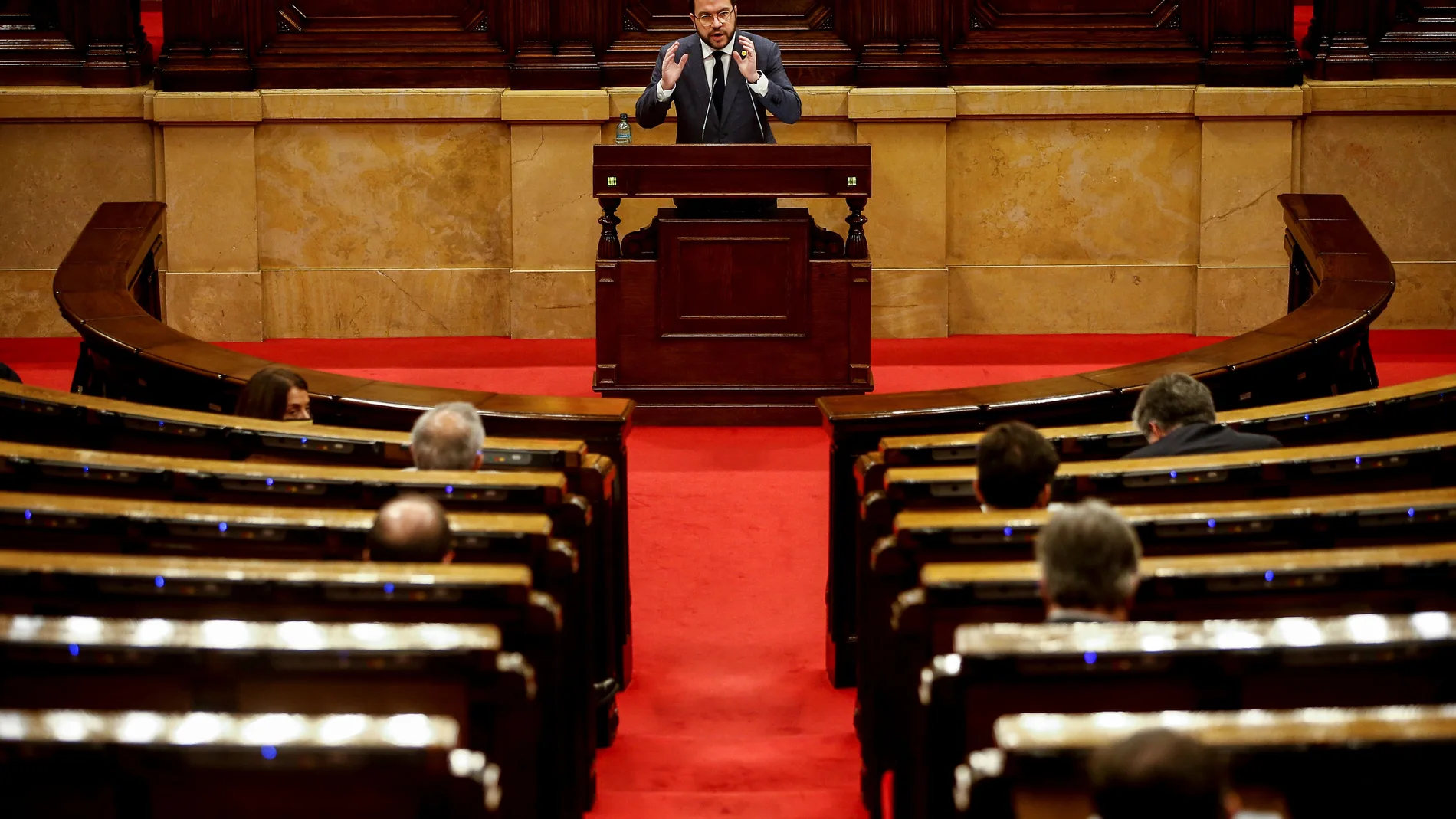 El vicepresidente de la Generalitat en funciones de presidente, Pere Aragonès, comparece ante el pleno del Parlament