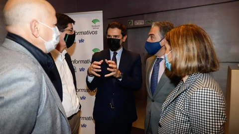 El vicepresidente de la Junta y líder de Cs en Andalucía, Juan Marín (2i), y el presidente ejecutivo de Martínez-Echevarría & Rivera Abogados y ex líder de Cs, Albert Rivera (c), el presidencia, Administraciones Públicas e Interior de la Junta de Andalucía y Portavoz de la Junta, Elçias Bendodo (2d) y la consejera de empleo y formación de la Junta, Rocío Blanco