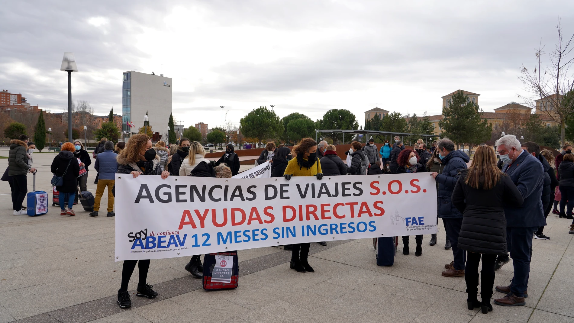 Concentración de las agencias de viajes y del sector del turismo frente a la sede de las Cortes.