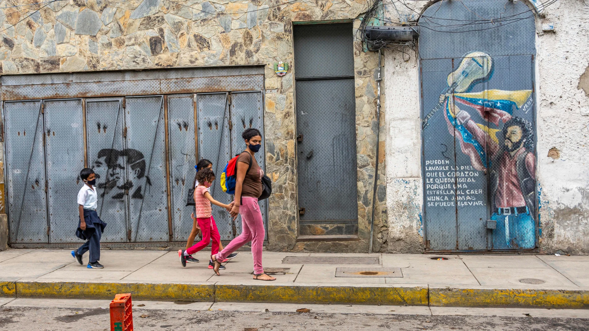 Personas paseando en una calle de Caracas18/11/2020