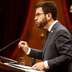 El vicepresidente de la Generalitat en funciones de presidente, Pere Aragonès, comparece ante el pleno del Parlament para informar sobre las últimas medidas adoptadas para contener la pandemia de la COVID-19 en Cataluña.