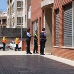 Agentes de los Mossos, ante el edificio donde ocurrió el incendio y el asesinato