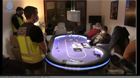 Los agentes, en el momento de sorprender a los jugadores de la timba ilegal
