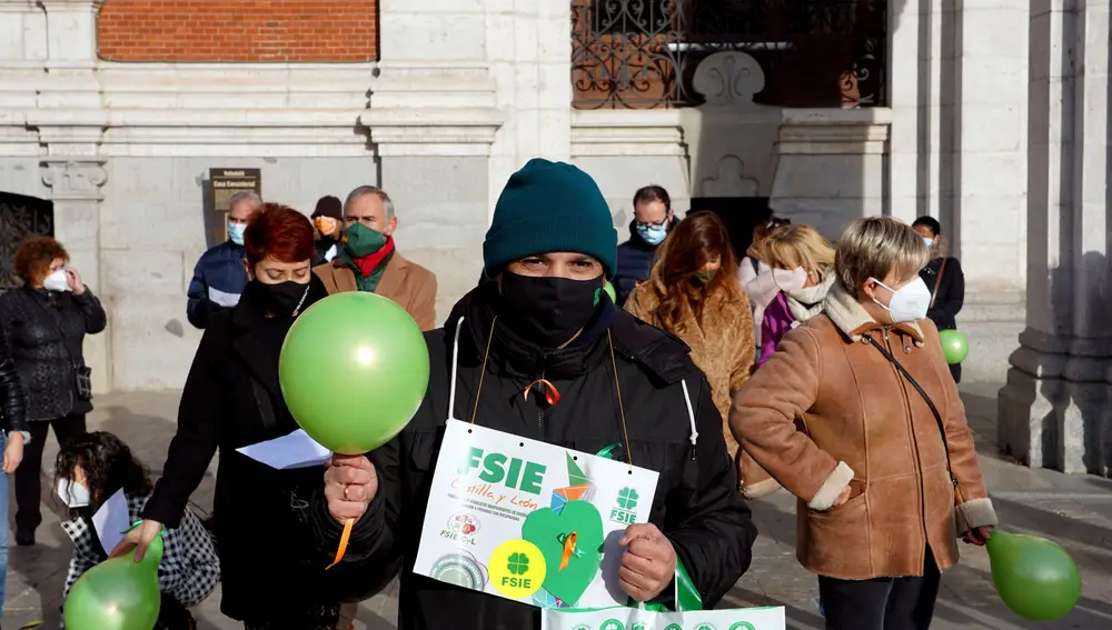 Integrantes de la asociación Ayuda a la Dependencia y Enfermedades Raras de Castilla y León se concentra en la Plaza Mayor de Valladolid contra la transformación de los colegios de Educación Especial