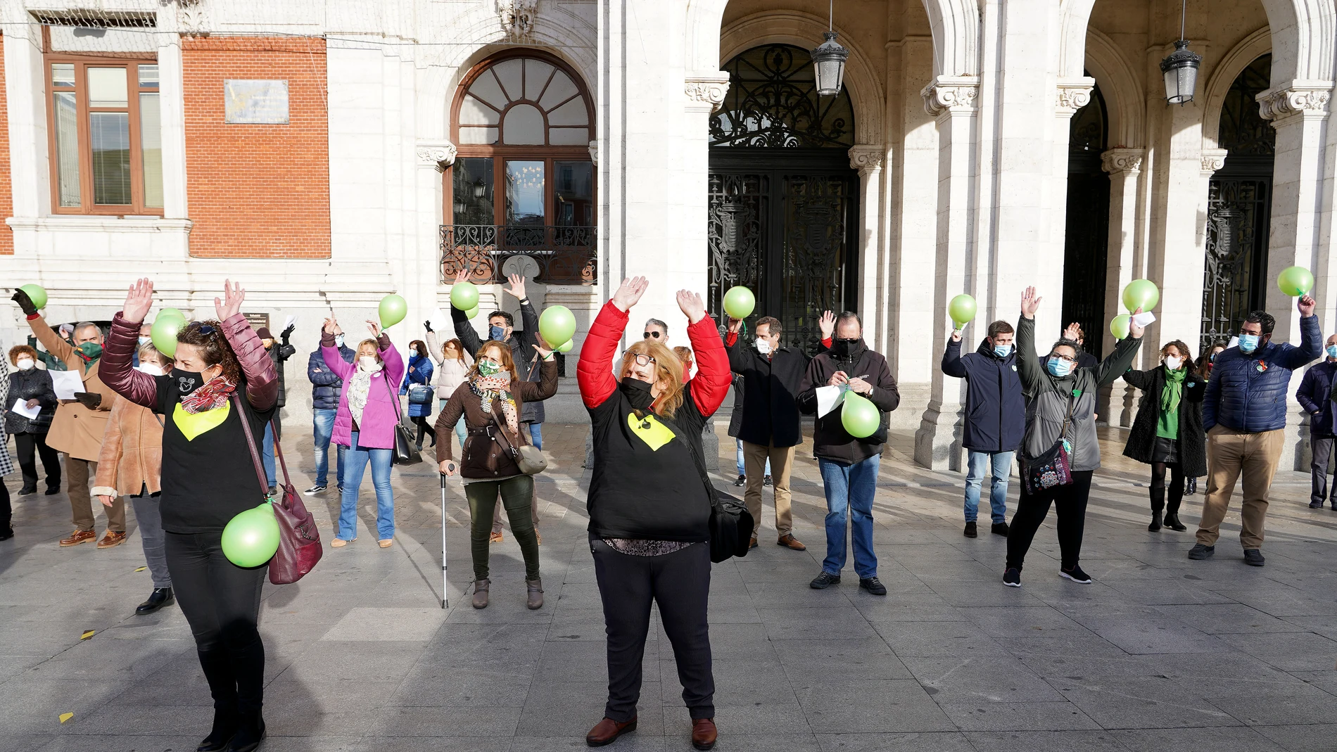 Integrantes de la asociación Ayuda a la Dependencia y Enfermedades Raras de Castilla y León se concentra en la Plaza Mayor de Valladolid contra la transformación de los colegios de Educación Especial