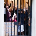 Unas 50 personas que ocupaban el portal del bloque del número 38 de la calle Lleida de Barcelona, celebran el haber logrado paralizar el desahucio de seis familias con menores que ocupan el edificio conocido como Llavors desde hace dos años.