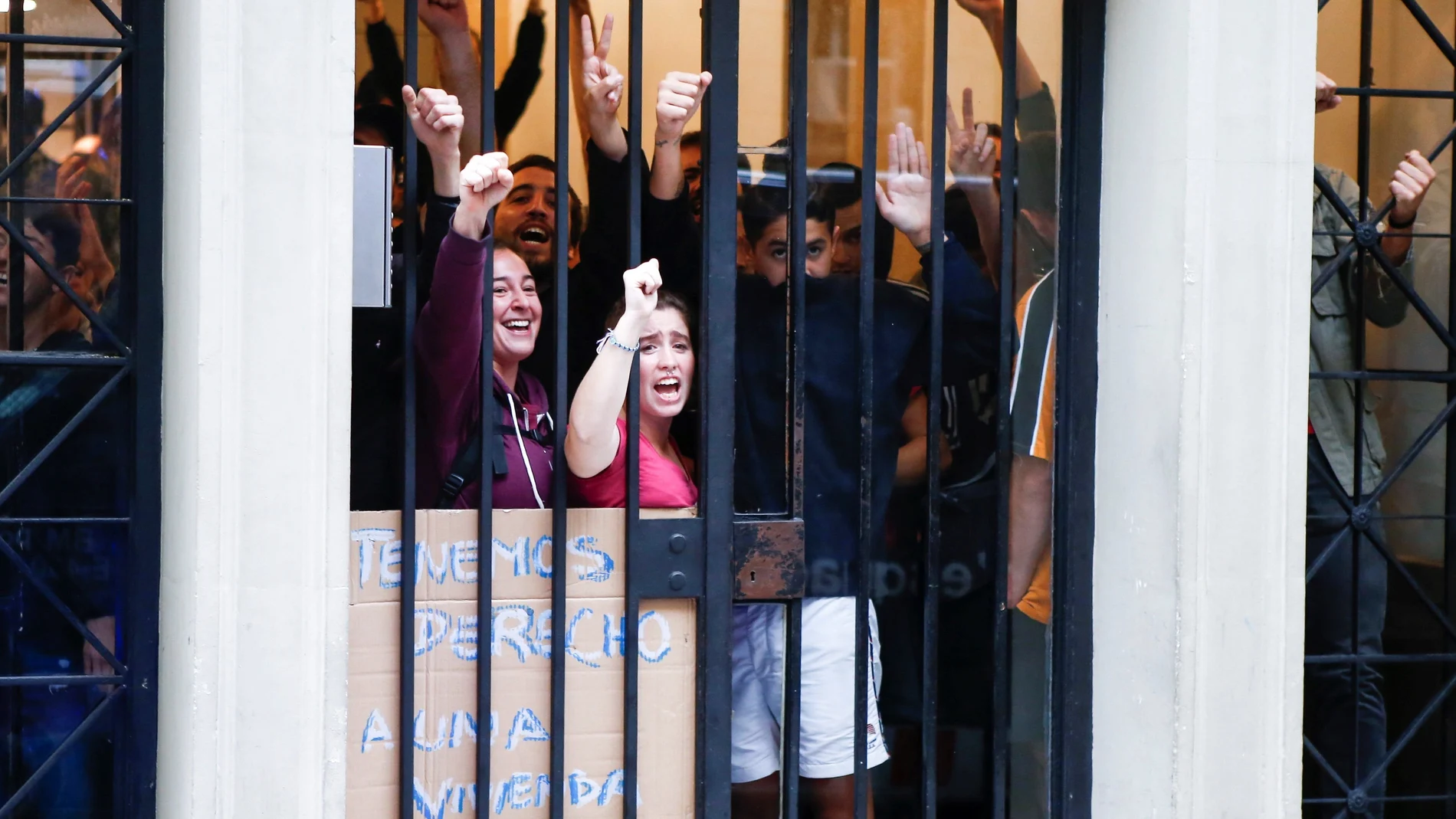 Unas 50 personas que ocupaban el portal del bloque del número 38 de la calle Lleida de Barcelona, celebran el haber logrado paralizar el desahucio de seis familias con menores que ocupan el edificio conocido como Llavors desde hace dos años.