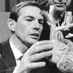 Christiaan Barnard, en 1967, explicando los detalles del primer trasplante de corazón