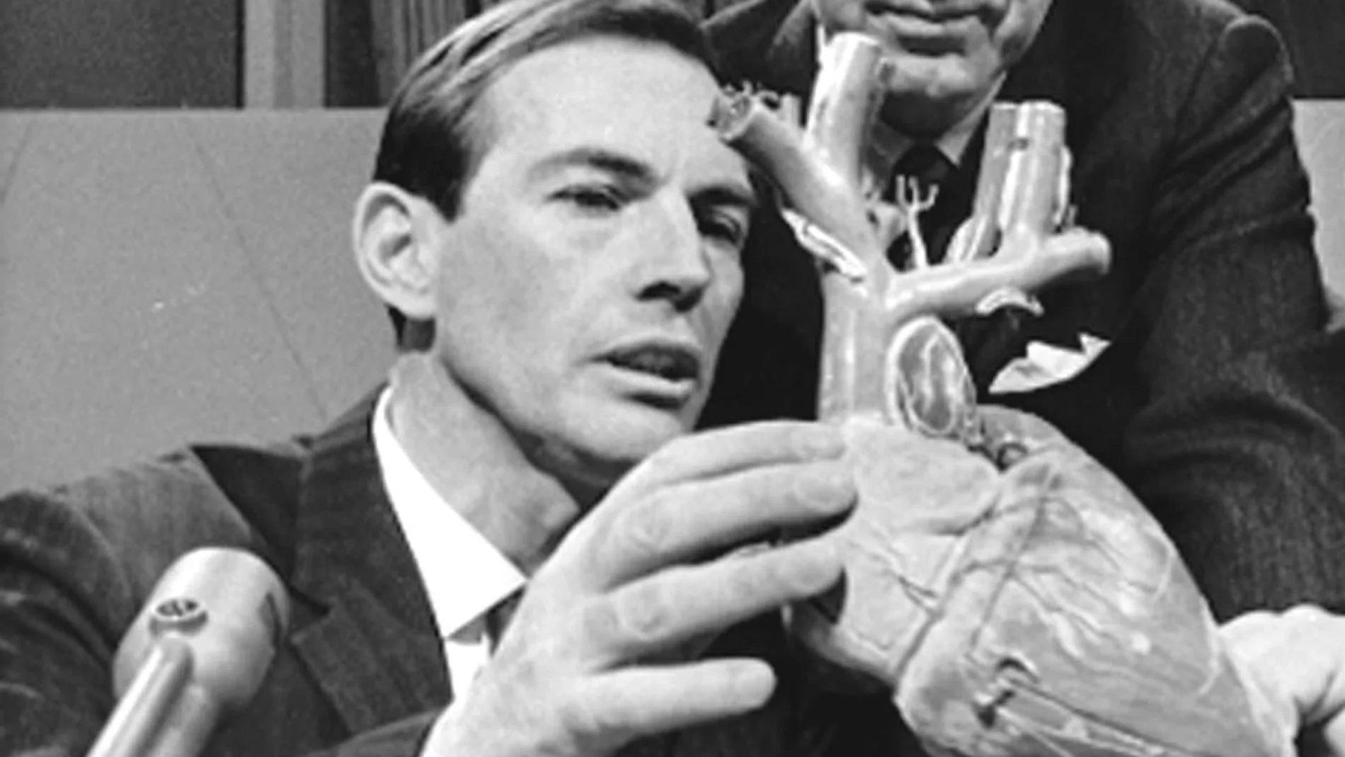 Christiaan Barnard, en 1967, explicando los detalles del primer trasplante de corazón
