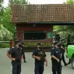 La Policía, junto a la casa de Maradona