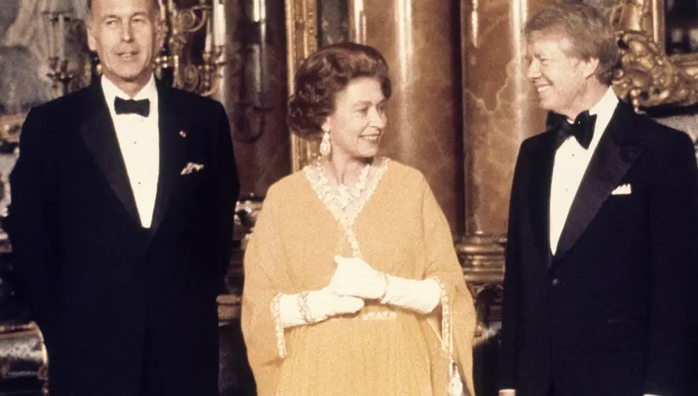 Isabel II junto al ex presidente de los EEUU. Jimmy Carter, y el ex presidente francés Valery Giscard d'Estaing, en Buckingham Palace, en 1977.