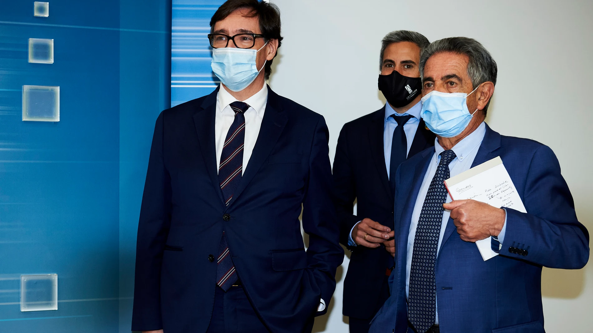 El ministro de Sanidad, Salvador Illa y el presidente de la regió, Miguel Ángel Revilla durante la visita del ministro a Cantabria