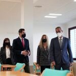 El presidente de la Junta de Andalucía, Juanma Moreno, durante su visita a Chiclana de la Frontera (Cádiz)