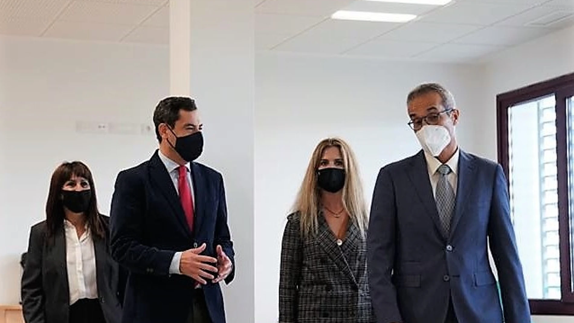 El presidente de la Junta de Andalucía, Juanma Moreno, durante su visita a Chiclana de la Frontera (Cádiz)