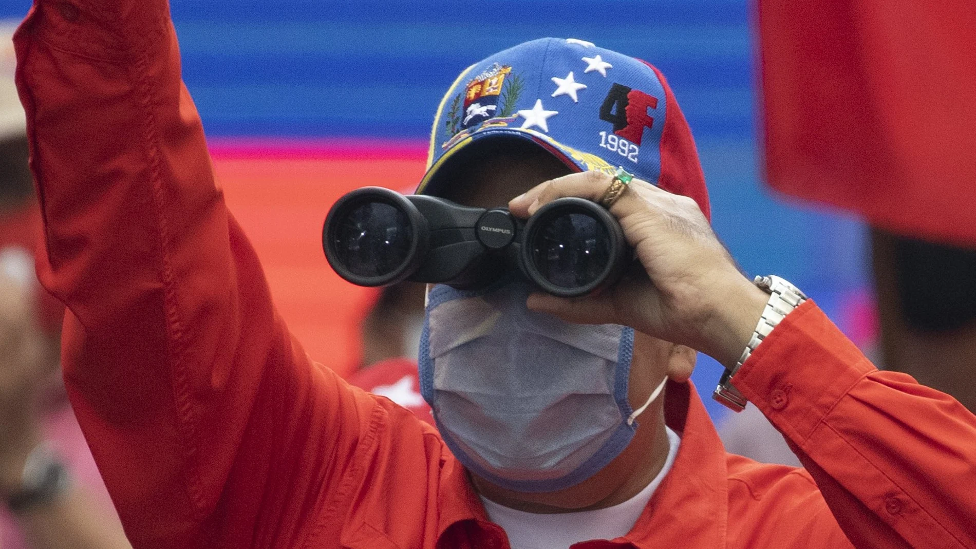Nicolás Maduro observa con unos prismáticos durante un acto de campaña
