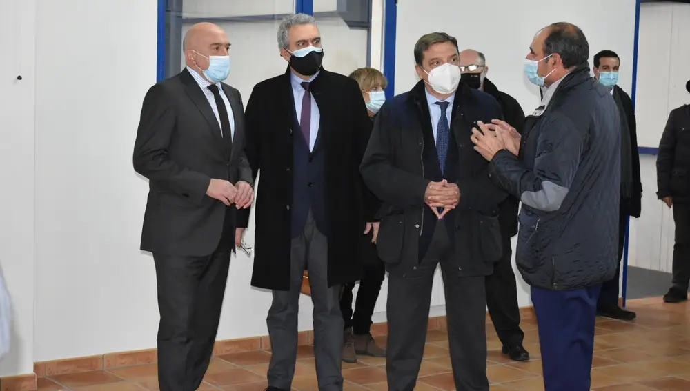 El consejero de Agricultura, Ganadería y Desarrollo Rural, Jesús Julio Carnero, junto al ministro de Agricultura, Pesca y Alimentación, Luis Planas, y al Delegado del Gobierno en Castilla y León, Javier Izquierdo, en su visita a Payuelos (León).JCYL04/12/2020