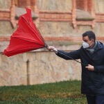 El presidente del Gobierno, Pedro Sánchez, con el paraguas volcado a su llegada a la Capilla del Seminario Mayor de Comillas, Cantabria (España
