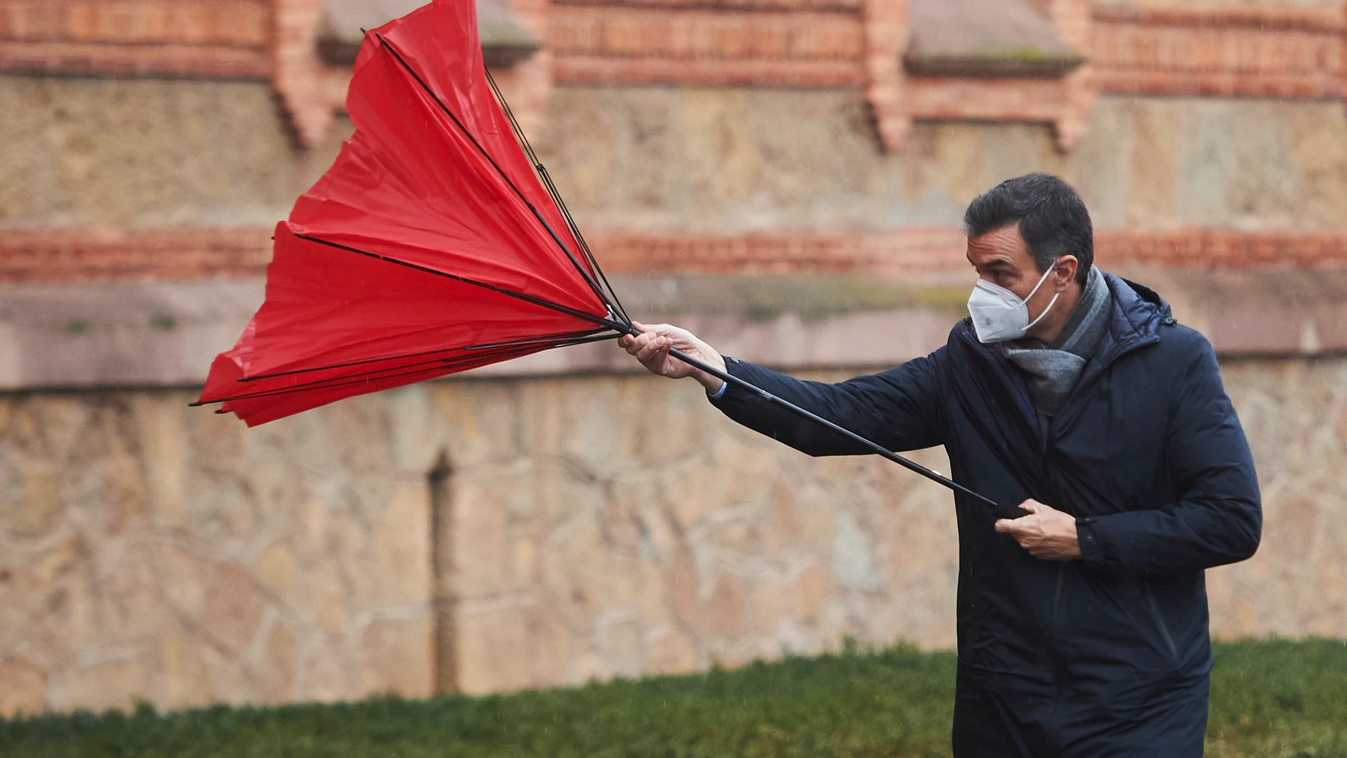 El presidente del Gobierno, Pedro Sánchez, con el paraguas volcado a su llegada a la Capilla del Seminario Mayor de Comillas, Cantabria (España