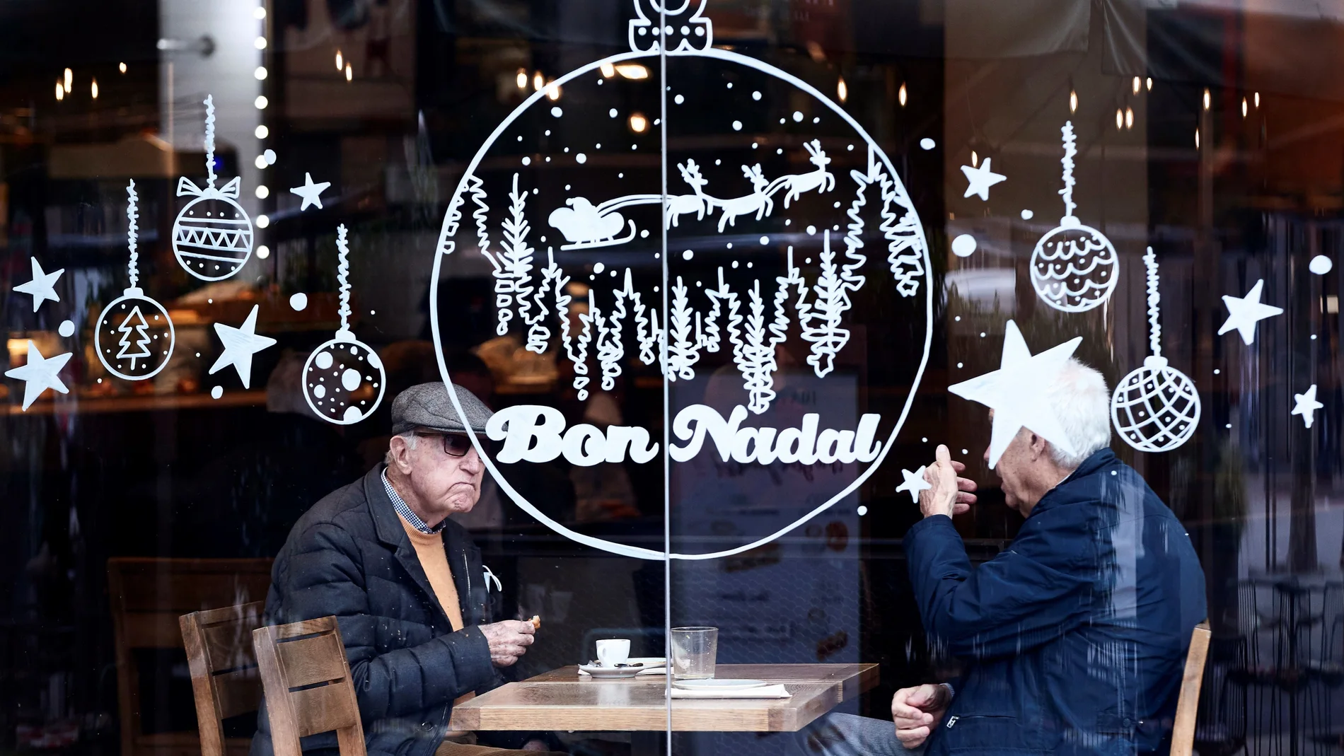 Dos personas desayunan en una cafetería del Paseo de Gracia de Barcelona este viernes cuando la velocidad de transmisión del coronavirus (Rt) en Cataluña sigue creciendo y ha vuelto a subir por cuarto día consecutivo, hasta 0,95, tres centésimas más que ayer, mientras que la comunidad ha superado la barrera de los 16.000 fallecidos desde marzo, 50 de ellos reportados las últimas 24 horas. . EFE/Alejandro García