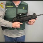 Un agente sostiene una de las armas que se han incautado