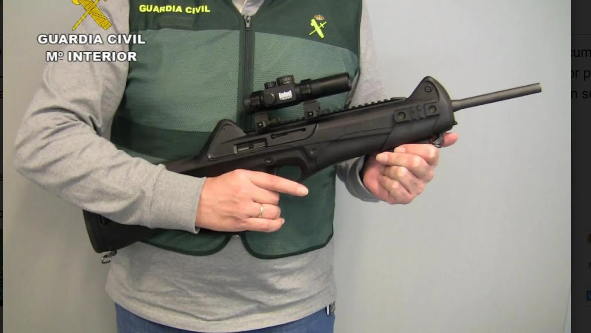 Un agente sostiene una de las armas que se han incautado