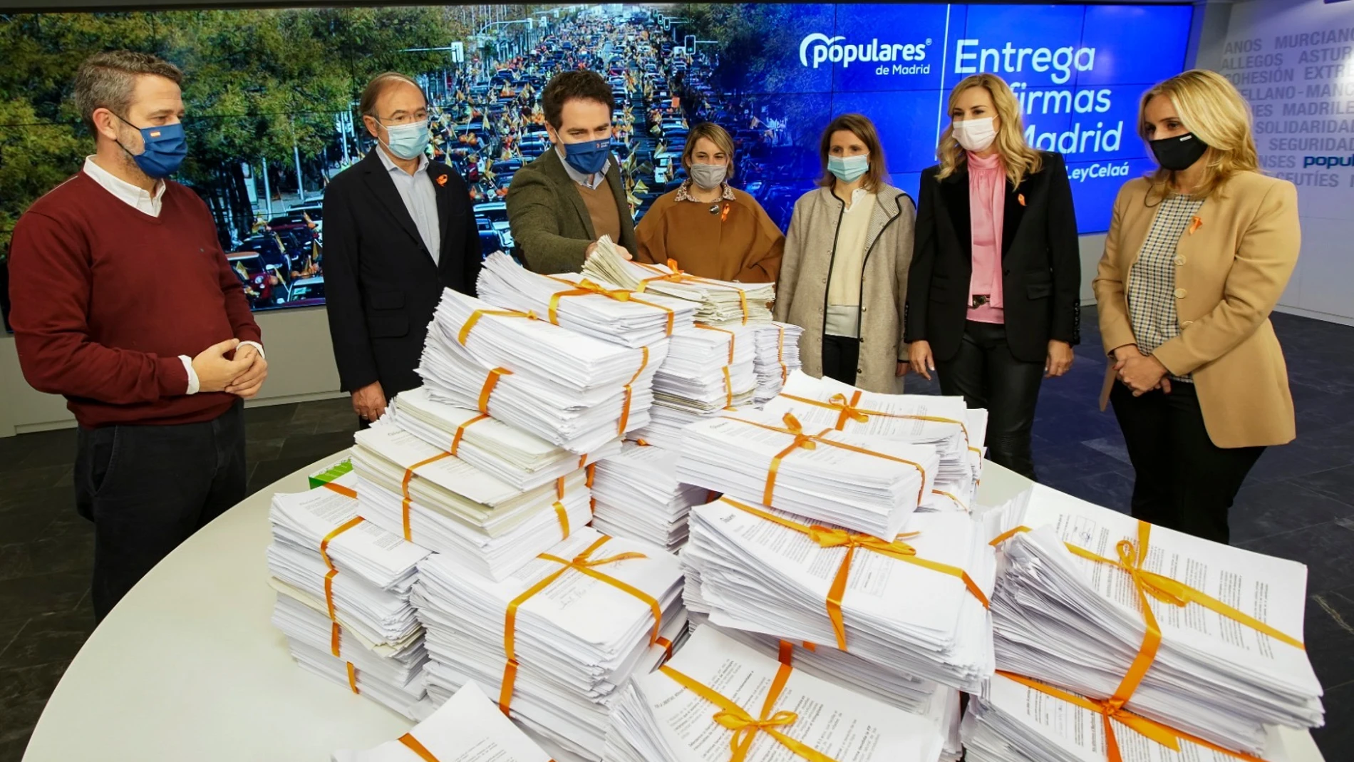 El secretario general del PP, Teodoro García Egea con las 55.000 firmas que entregaron a Más Plurales
