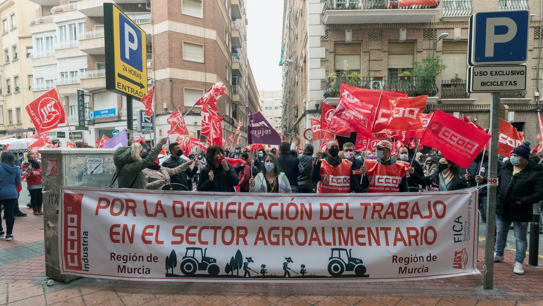 Trabajadores del campo se manifiestan este viernes a las puertas de la sede de la Confedereción Regional de Organizaciones Empresarios de Murcia (CROEM), en protesta por las precarias condiciones laborales en las explotaciones agrarias. EFE/Marcial Guillén