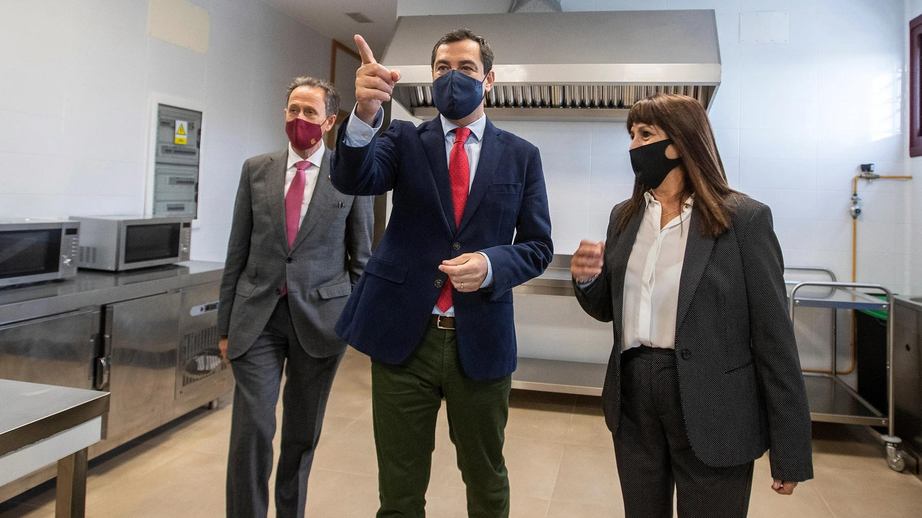 El Presidente de la Junta de Andalucía, Juanma Moreno(c), la presidenta de ADACCA, Ana María Pérez, y el alcalde de Chiclana, José María Román durante la inauguración en Chiclana de la Frontera (Cádiz) el centro ADACCA Los Gallos