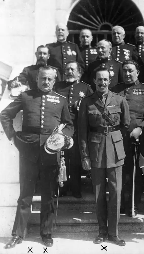 Cavalcanti junto a Alfonso XIII y el general Primo de Rivera